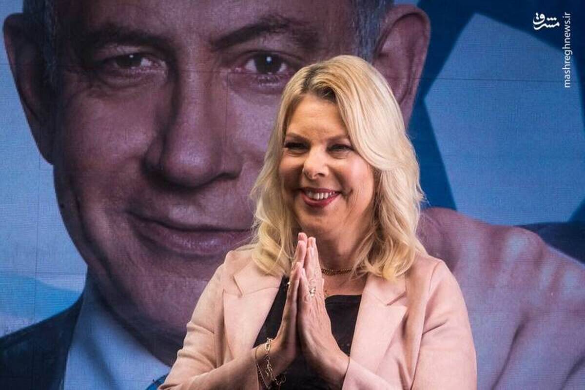 دستان این دو زن به خون آغشته است